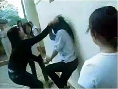 Khởi tố cô giáo đánh đồng nghiệp thủng màng nhĩ