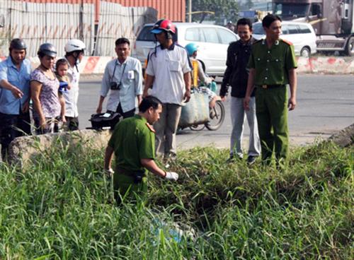 Thi thể nam thanh niên cắm đầu xuống hố