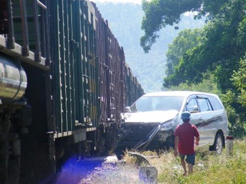 Tàu hỏa tông, 3 người đi ô tô thoát chết may mắn