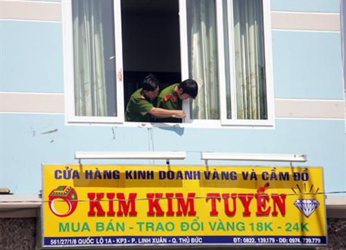 Đột nhập phòng ngủ, truy sát vợ chồng chủ tiệm vàng
