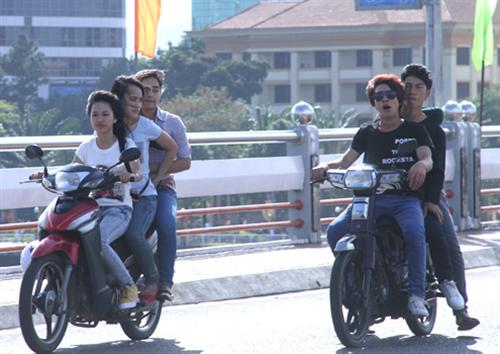 Nhiều người đầu trần đi chơi Tết