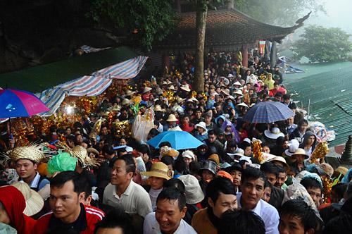 Chùa Hương tắc nghẽn ngày khai hội