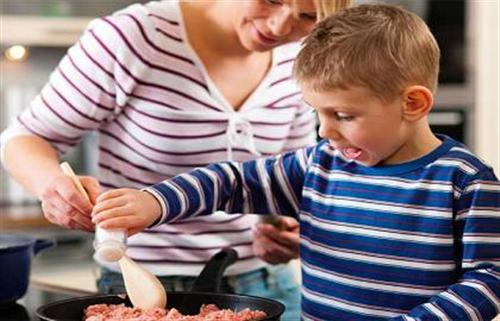 Ăn mặn liên quan với tăng huyết áp ở trẻ nhỏ