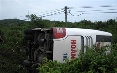 Lại lật xe khách, 5 người chết và bị thương