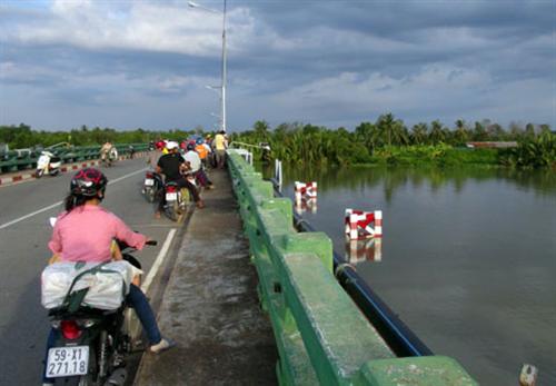 Cô gái trọng thương nằm cạnh xế hộp