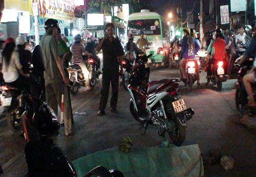 Trên đường đi dự tiệc cưới, một phụ nữ bị xe buýt cán chết