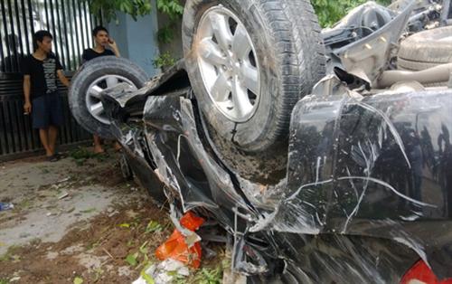 Xe Fortuner hất người lên mái nhà có thể đã phóng 100 km/h.