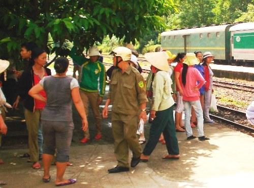 Nhân viên tàu hỏa xô xát với hàng rong gây náo loạn sân ga