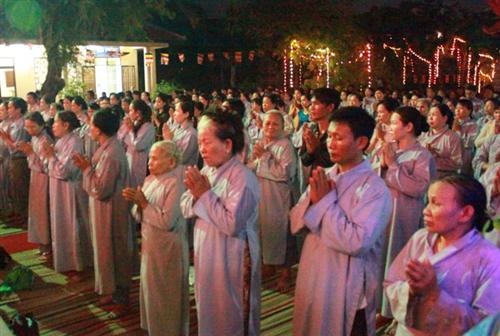 Xúc động lễ gắn hoa cài áo ngày Vu Lan báo hiếu