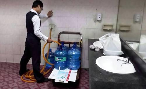 Sân bay Tân Sơn Nhất gây sốc với hình ảnh lấy nước từ toilet vào bình