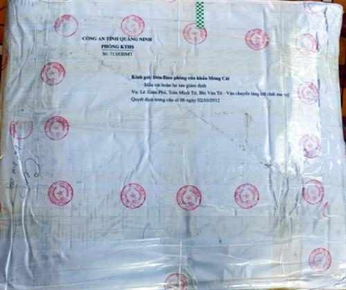 Giấu 50 bánh heroin trong va-ly buôn xuyên quốc gia