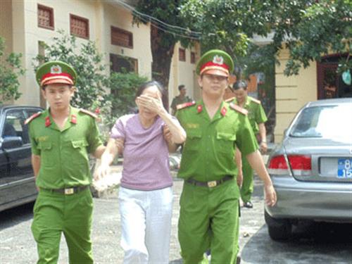 Bi kịch gia đình của người đàn bà mê “phi công trẻ”