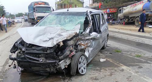 Hyundai Getz đấu đầu xe bồn, tài xế chết thảm