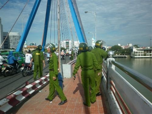 Một người đàn ông nhảy cầu sông Hàn tự tử