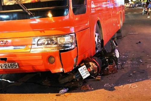 Xe khách nghiền nát xe máy, 1 người trọng thương