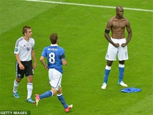 Cú đúp của Balotelli giúp Italia vào chung kết