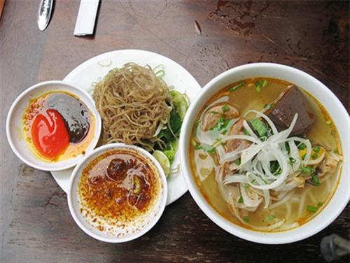 Bún bò Huế, cay ấm ngày thu