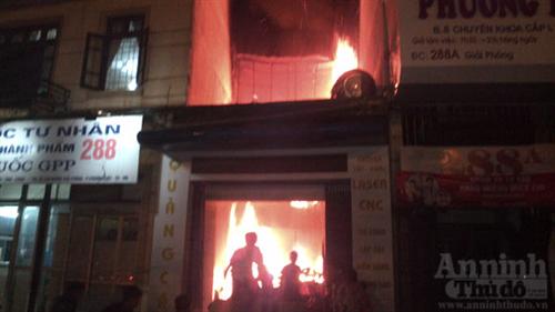 Cháy cửa hàng quảng cáo đúng đêm Trung thu