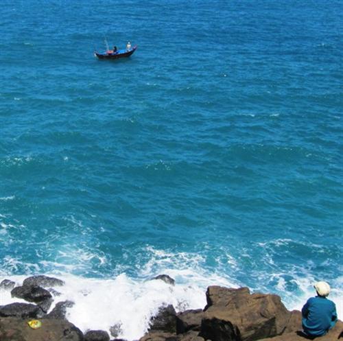 Đầu năm đi câu cá, một người bị sóng biển cuốn trôi