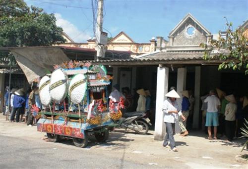 Mang quan tài tới nhà hung thủ đòi công lý