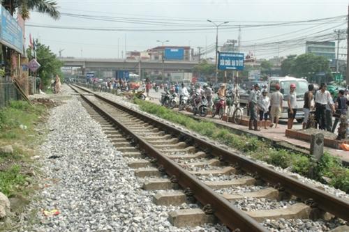 Hà Nội: Bị tàu hỏa cán, mẹ tử vong, con nguy kịch