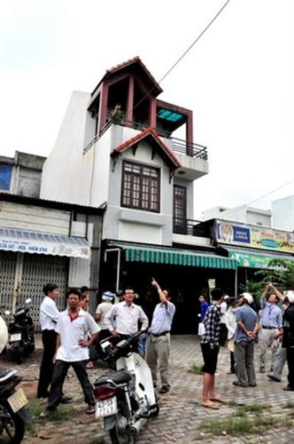 Điện cao thế phóng vào người, công nhân viễn thông cháy sém