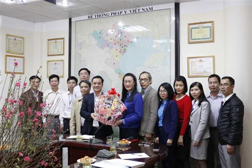 Công đoàn y tế Việt Nam thăm và trao quà cho công đoàn cơ sở Viện Pháp y quốc gia nhân dịp tết Kỷ Hợi