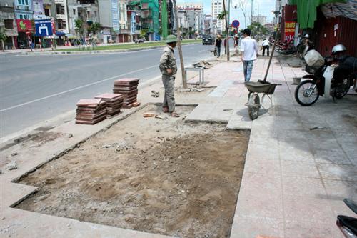 Đường đắt nhất thủ đô vừa khánh thành đã phải lát lại vỉa hè