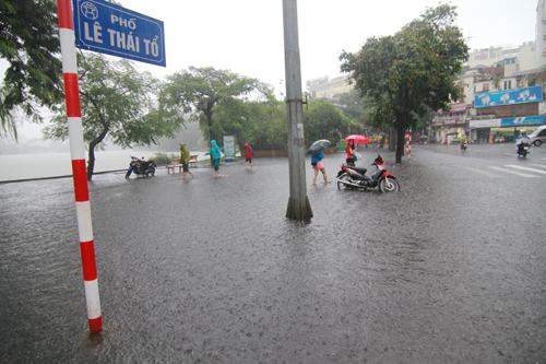 Hồ Gươm ngập tràn bờ