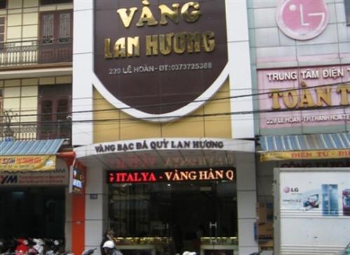 Cướp vàng ngay trên tay nữ nhân viên bán vàng