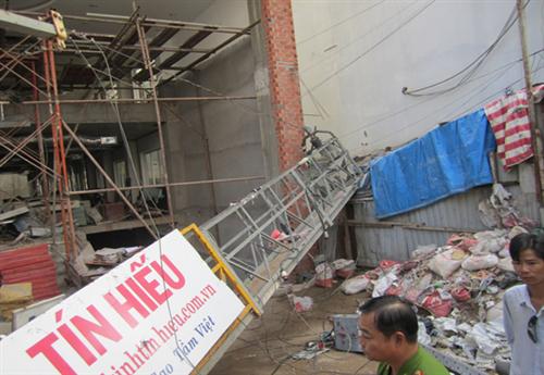 Sập giàn giáo công trình xây dựng, 6 người bị thương nặng