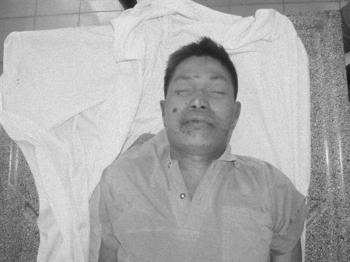 Tìm tung tích người đàn ông tử vong cạnh gốc cây