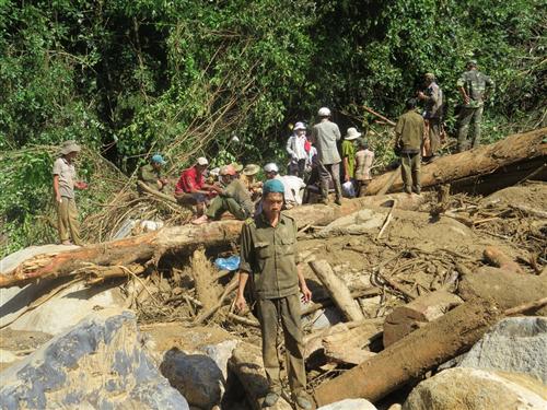 Lục tung rừng tìm kiếm nạn nhân cuối cùng bị đất đá vùi lấp