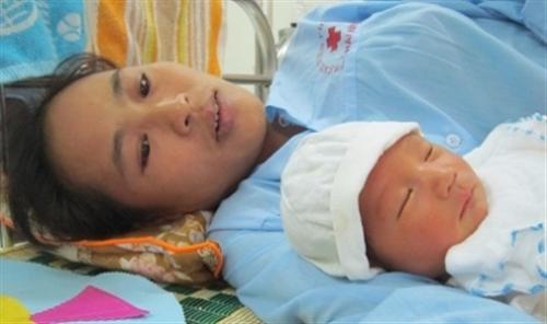 Cháu bé bị đánh cắp hụt tại Bệnh viện phụ sản đoàn tụ với gia đình