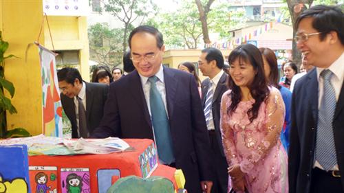 Phó Thủ tướng Nguyễn Thiện Nhân chúc mừng các nhà giáo Thủ đô