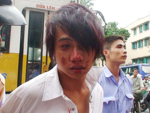 Hà Nội: Cướp điện thoại giữa phố bị bắt vì tắc đường