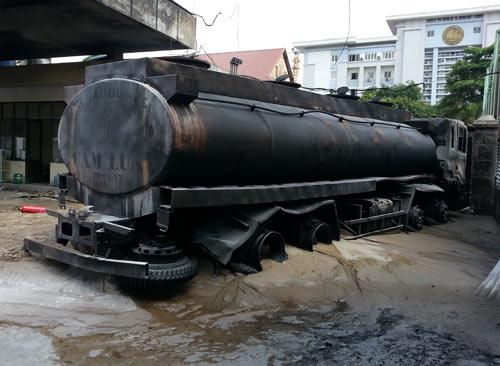 Công an nghi ngờ xe bồn cháy do xăng bị rò rỉ