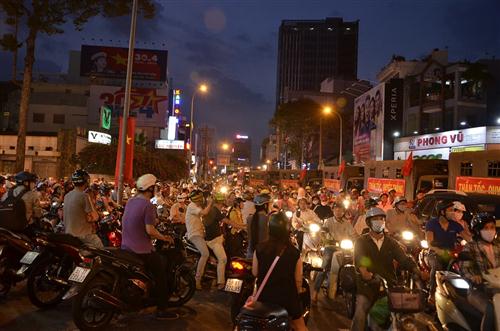 Giao thông ùn tắc ngày đầu cấm đường tập duyệt binh 30/4