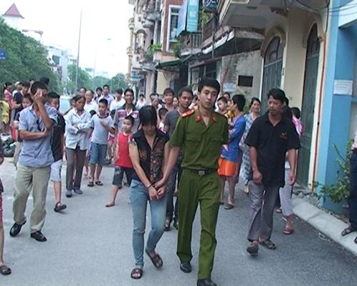 Cô gái “bay” qua nóc nhà như “người nhện” để trộm cắp