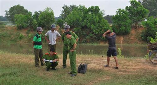 Đôi nam nữ ôm nhau chết dưới kênh