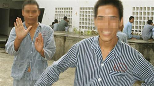 Đòi ngủ cùng mẹ bị mắng, con tâm thần nửa đêm giết bố