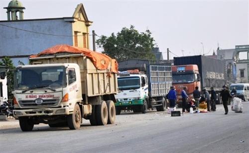 Vượt ô tô, nam thanh niên bị xe tải cuốn vào gầm