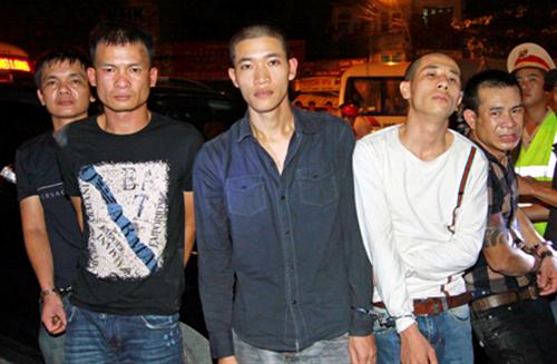 Hà Nội: Giấu súng ngắn trên xế hộp