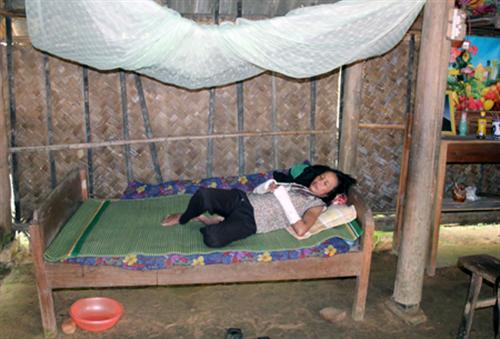 Bị gỗ đè, người phụ nữ cô độc chờ chết trong căn nhà rách