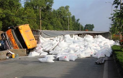 Lật xe container, hàng trăm bao bột mì chặn ngang quốc lộ