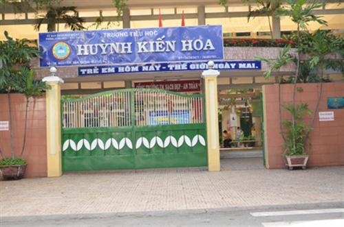 Một cháu bé 8 tuổi bị đâm khi vừa tan học