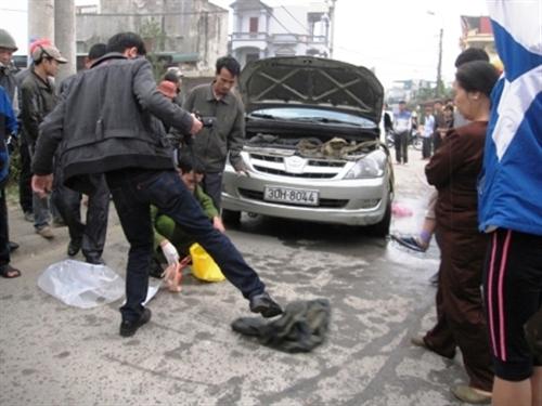 Trộm ô tô giữa đêm, rút dao đâm cảnh sát