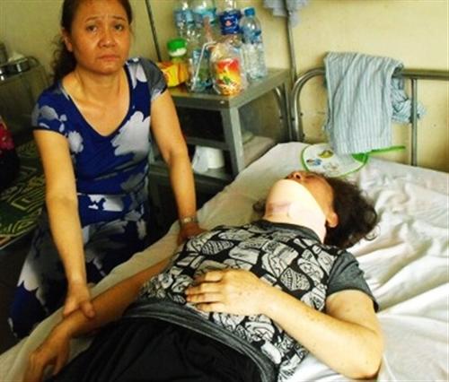 Hé mở sự thật chuyện hai bố con đánh gãy cổ mẹ