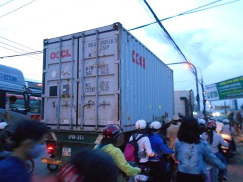 Người đàn ông bị kéo lê dưới gầm container