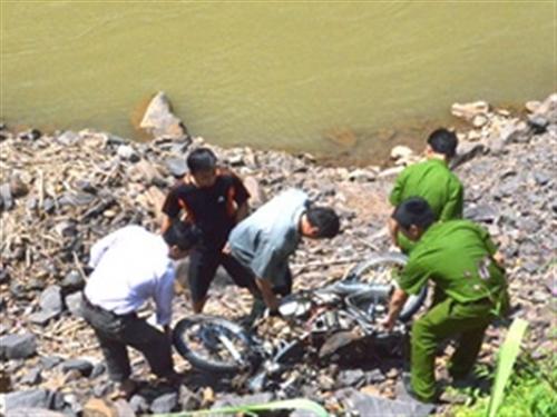 Nước tràn ở nhà máy thủy điện do... mất điện, một người chết